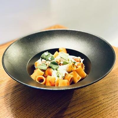 Mezze rigatoni sauce tomate, stracciatella, basilic image