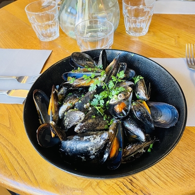 Moules à la marinière, frites fraiches image