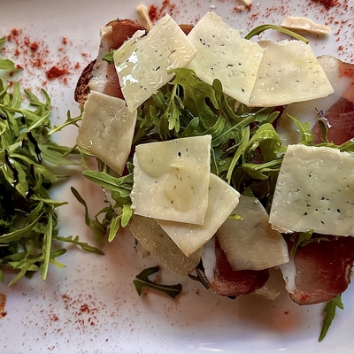 Bruschetta de tomate, Prizuttu et copaux de Tome Corse image