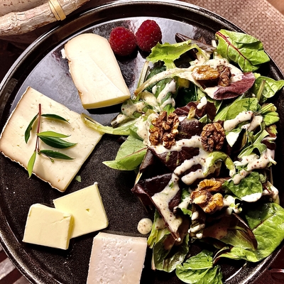 Assiète de fromage Corse, salade, noix vinaigrette miel moutarde image