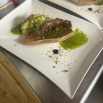 Côte de porc purée maison et salsa verde image