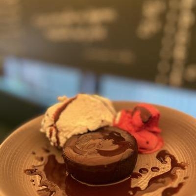 Moelleux au chocolat et sa boule de sorbet framboise image