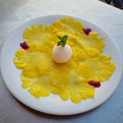 Carpaccio d ananas poché au safran et son sorbet citron image