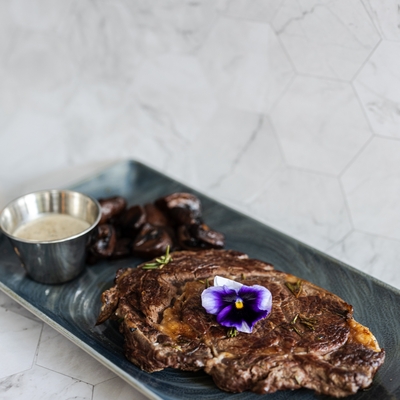Entrecôte sauce poivre vert, frites maison image