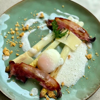 L'oeuf imparfait (oeuf bio), asperges fraîches, pancetta, émulsion fumée image