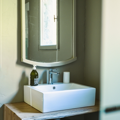 Salle de bain avec douche italienne image