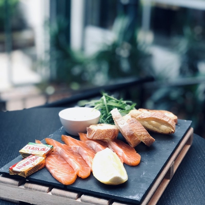 Planche saumon fumé maison image