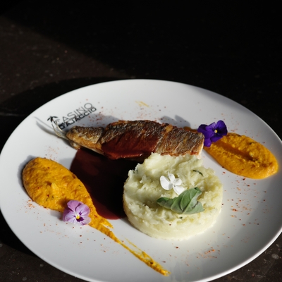 Filet de loup snacké à l’unilatéral, sauce miroir image