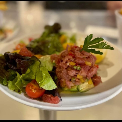 Tartare de thon aux agrumes & Frites image