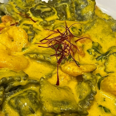 Ravioli neri alle olive, gamberetti e zafferano image