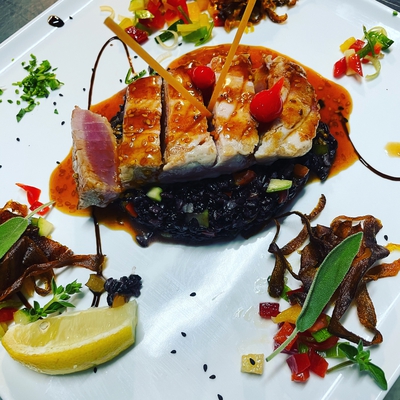Thon mi-cuit grillés riz noir image