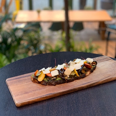La tartine végétarienne et copeaux de fromage image
