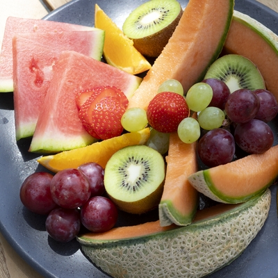 Assiette de fruits de saison image
