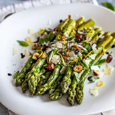 Bar à la coriandre, artichauts, asperges vertes et cébette fraîche image