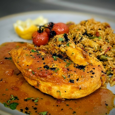 Suprema di pollo ruspante arrosto (a bassa temperatura), con pomodori e zafferano, riso in stile paella image