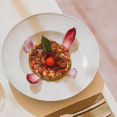 Tartare de thon rouge de méditerranée, huile d’olive citron, gingembre, ail et salade verte image