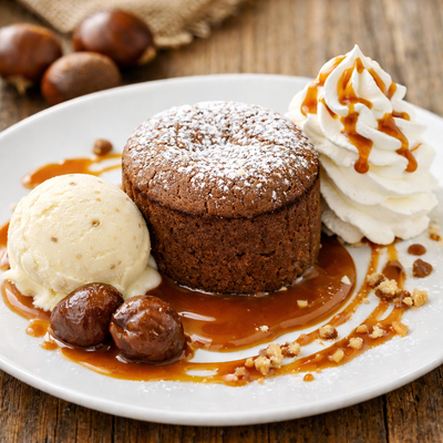 Moelleux à la châtaigne ( sans gluten ), glace vanille, coulis caramel, chantilly image