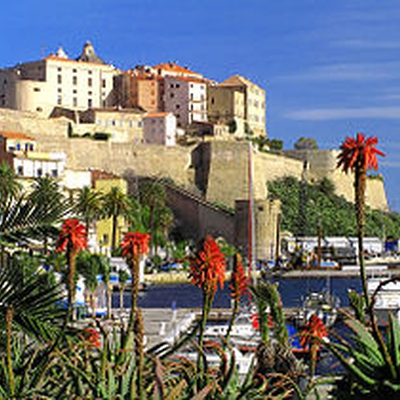 Calvi est connue pour la richesse de son patrimoine et de son histoire ainsi que pour la pureté de ses eaux. image