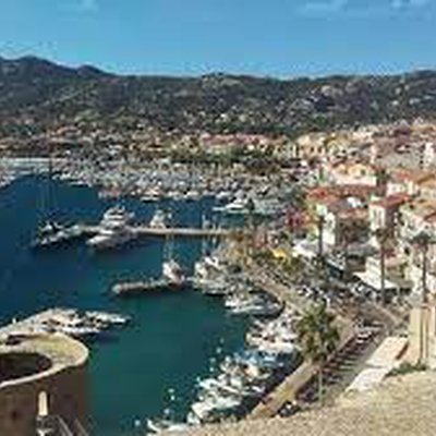 Le Port de Plaisance et la vieille ville image