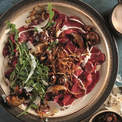 Carpaccio de bœuf, fruits secs caramélisés et fromage de chèvre image