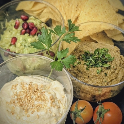 Trio de mezze et tortillas chips image