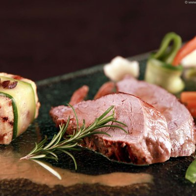 Filet mignon de veau, jus de veau, aromatisé aux herbes du maquis image