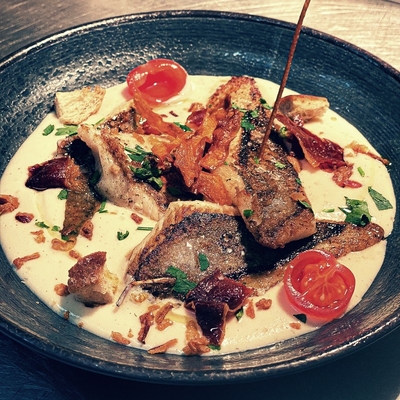 Filets de Saint Pierre, mousseline de pommes deterre, éclats de prisuttu ou Saucisse de Veau Corse, purée de pommes de terre image