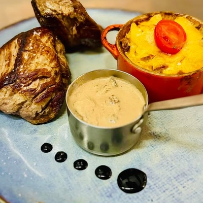 Filet mignon de Veau, gratin de pommes de terre au chorizo, sauce morilles image