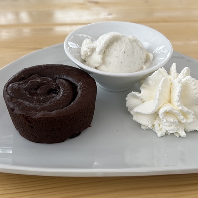 Fondant au chocolat et sa boule de glace vanille image