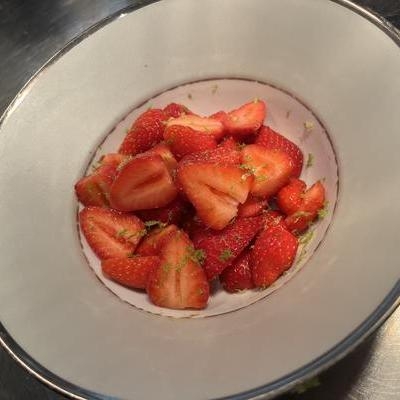 Assiettes de fraises et framboises image