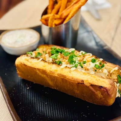 Hot-Dog brioché à la chaire de Crabe, Brousse et Cédrat, frites de patate douce image