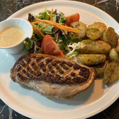 Magret de canard entier avec ses pommes de terre grenailles image