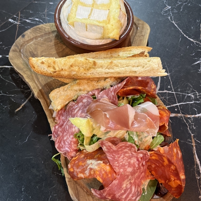 Camembert au four avec sa charcuterie image