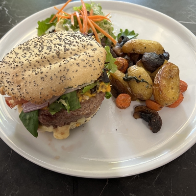 Burger Maison avec ses pommes de terre grenailles image
