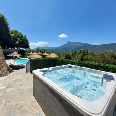 Le jacuzzi est ouvert aux mêmes heures que la piscine, 10h-19h image