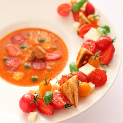 Panzanella croquante sur gaspacho de tomates et basilic image
