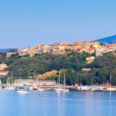 La ville est connue pour ses plages paradisiaques, sa citadelle pittoresque et son animation estivale bouillonnante. image