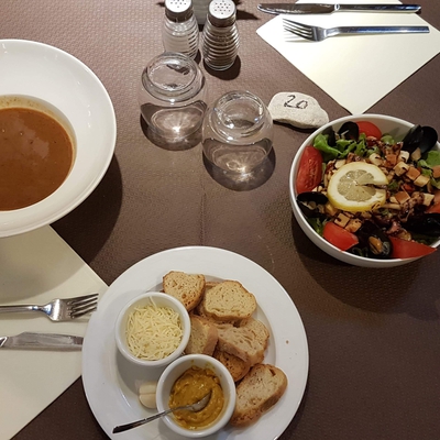 Soupe de poissons de roche ou tartare de la mer image