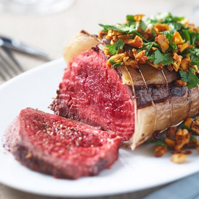 Roti de boeuf au hachis d'herbes et girolles image