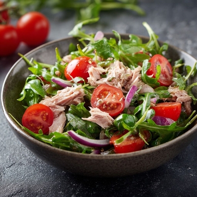 Salade Capraia : jeunes pousses, thon à l'huile d'olive, tomates cerises, olives et copeaux de poutargue image