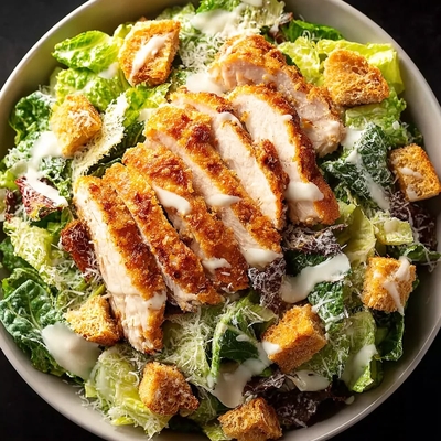 Salade César: salade verte, poulet, copeaux de parmesan, croûtons croustillants et sauce César image
