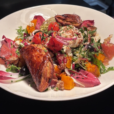 « Insalata d’invernu » (salade d’hiver) potimarron rôti au miel, chausson feuilleté aux blettes image