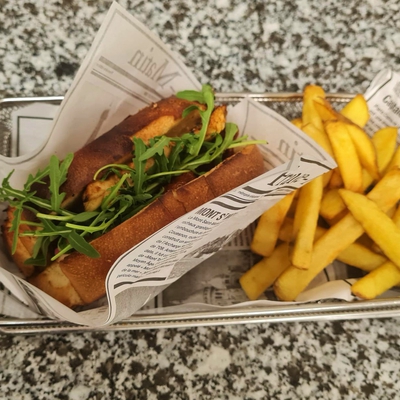 Sandwich toasté brioché poulet cajun, frites fraîches image