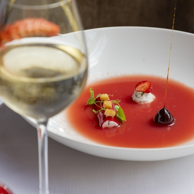 Gaspacho de pastèque et fraises du potager image