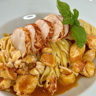 Tagliolini au homard, bisque de crustacés, gingembre et herbes fines image