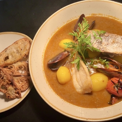 Délice du Pêcheur : Dos de loup, Saint-Pierre et moules mijotés dans soupe de poisson aux aromates image