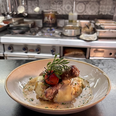 Saucisse AOP de Porc « NUSTRALE » du producteur A. DOMESTICI, accompagnée de polenta crémeus,sauce au vin d'aghione image