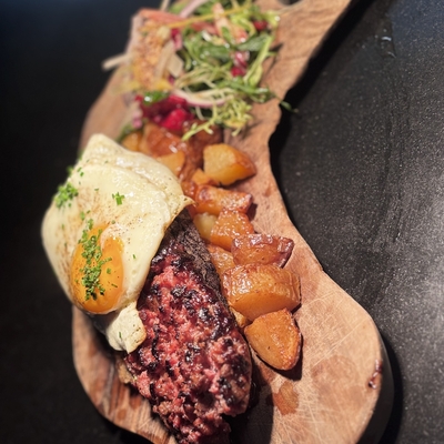 Figatelli grillé sur sa tartine, PDT sautées à la graisse de canard image