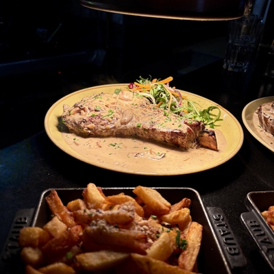 Côte de Veau Corse du producteur A. FABIANI, accompagnée de frites, sauce aux cepes image
