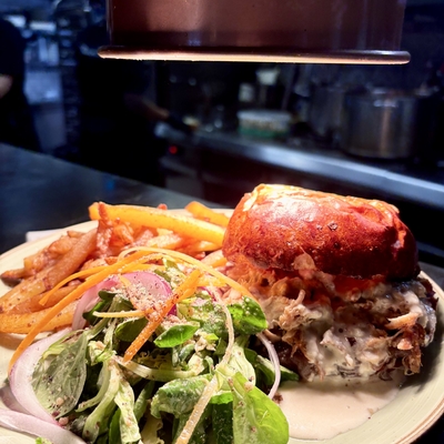 u pulled pork burger di corsica Burger effiloché de porc, sauce whisky Corse P&M, confit d’oignions, et tomme de brebis Corse image